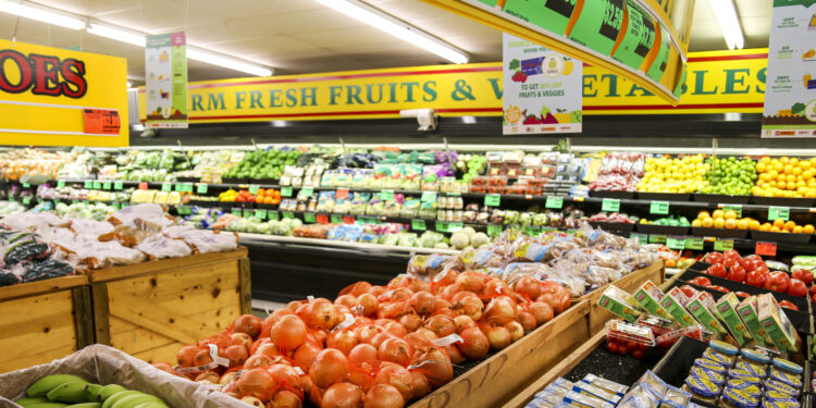 Sección de frutas y verduras en un supermercado en Estados Unidos