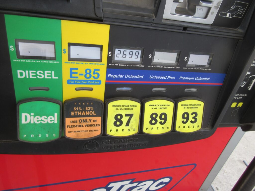 Surtidor de combustible en una gasolinera en Estados Unidos