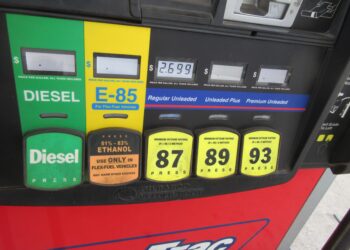 Surtidor de combustible en una gasolinera en Estados Unidos