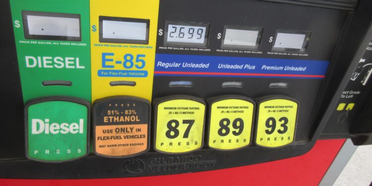 Surtidor de combustible en una gasolinera en Estados Unidos
