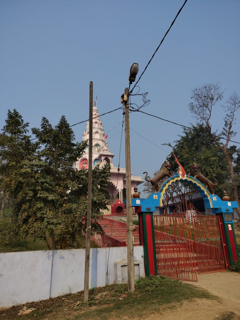 Entrada de un templo hindú en el estado de Bihar, India