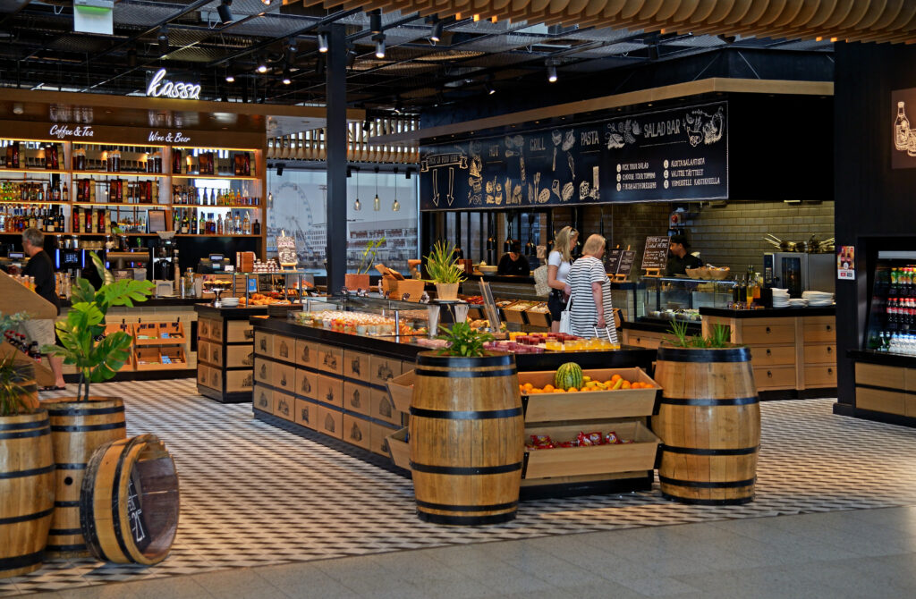Interior de una terminal de aeropuerto con pasajeros