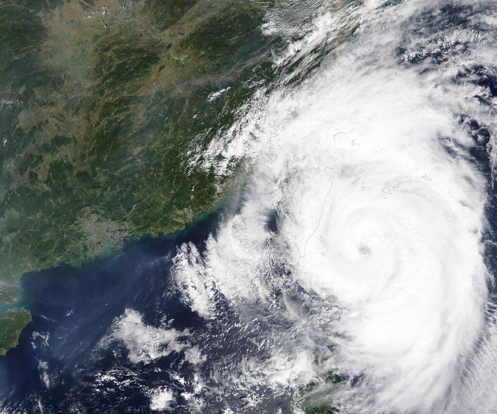 Imagen satelital de un poderoso tifón girando sobre el océano cerca de Japón