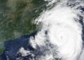 Imagen satelital de un poderoso tifón girando sobre el océano cerca de Japón