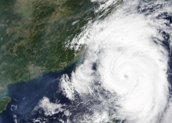 Imagen satelital de un poderoso tifón girando sobre el océano cerca de Japón