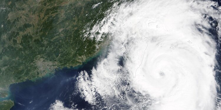 Imagen satelital de un poderoso tifón girando sobre el océano cerca de Japón