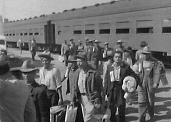 Trabajadores braceros mexicanos en una imagen histórica