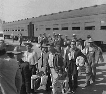 Trabajadores braceros mexicanos en una imagen histórica