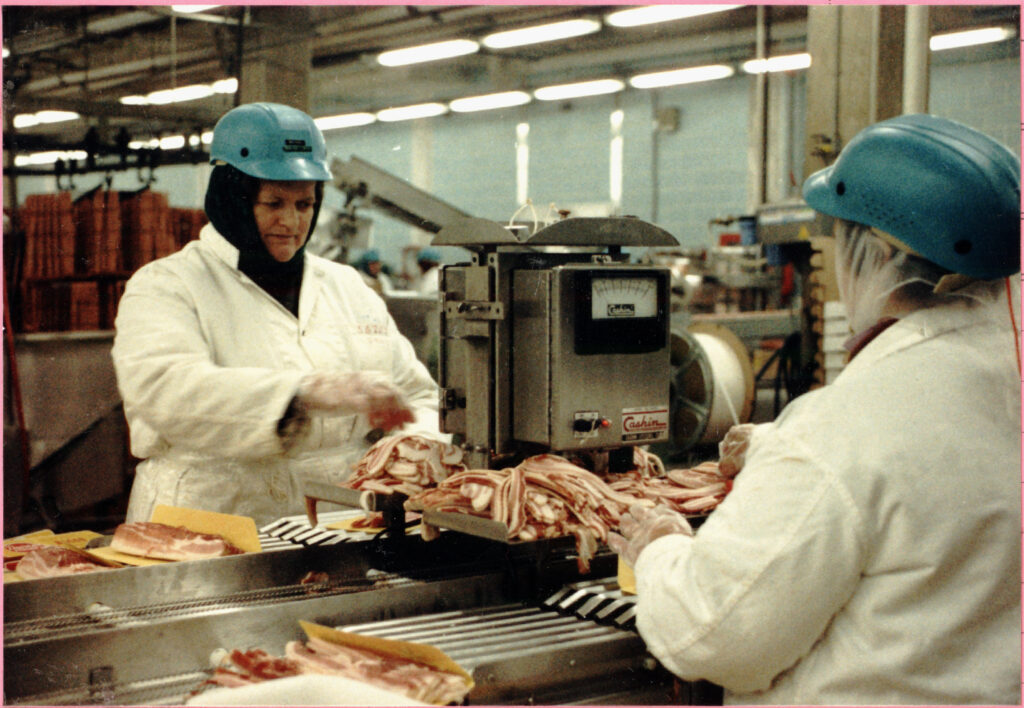 Trabajadores procesando carne en una planta empacadora