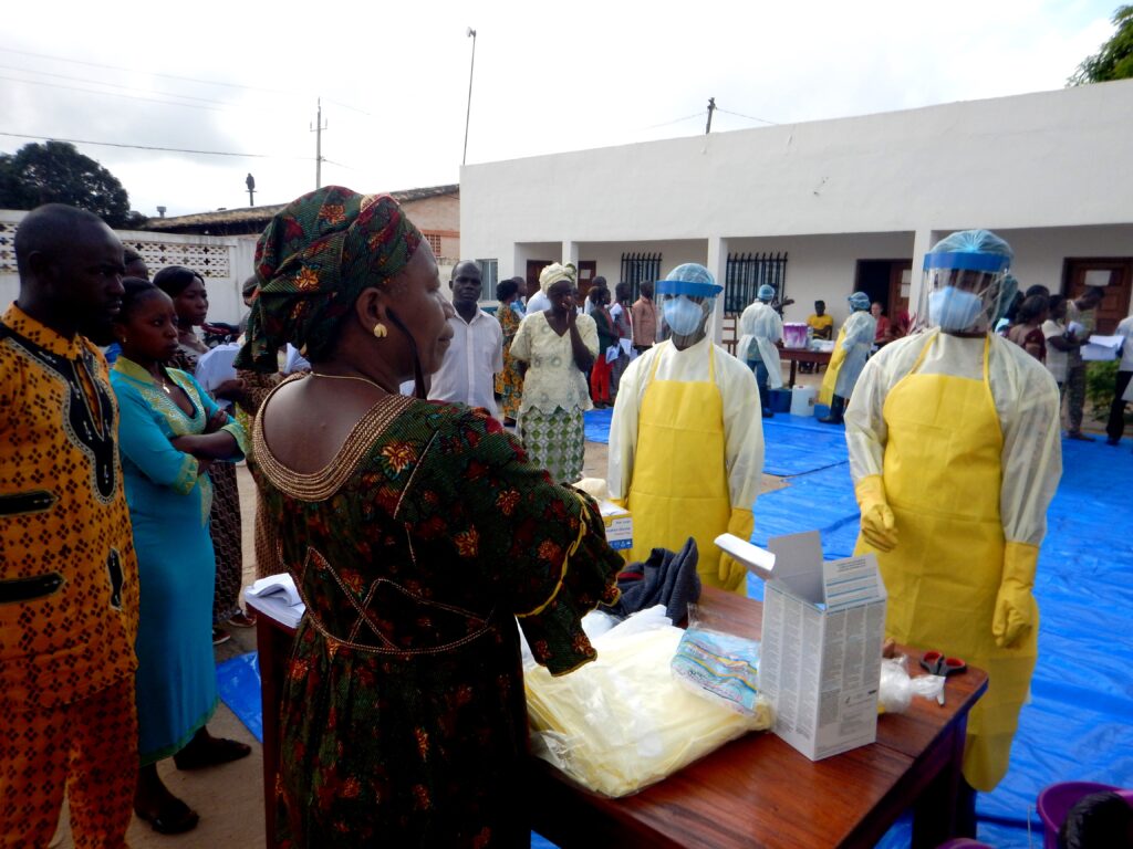 Trabajadores de salud con equipo de protección durante una respuesta a un brote de ébola