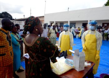 Trabajadores de salud con equipo de protección durante una respuesta a un brote de ébola