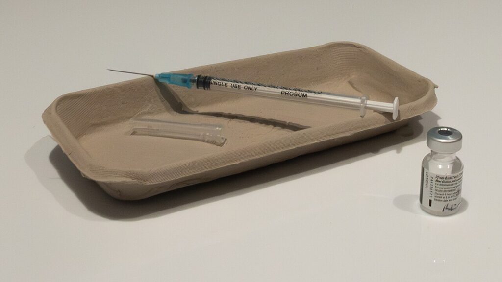 Un vial y una jeringa de vacuna contra la COVID-19
