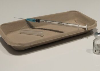 Un vial y una jeringa de vacuna contra la COVID-19