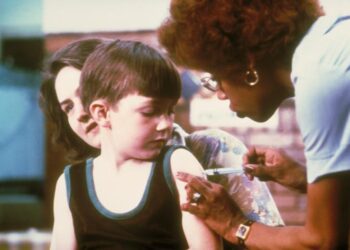 Persona recibiendo una vacuna, referencia a las vacunas infantiles