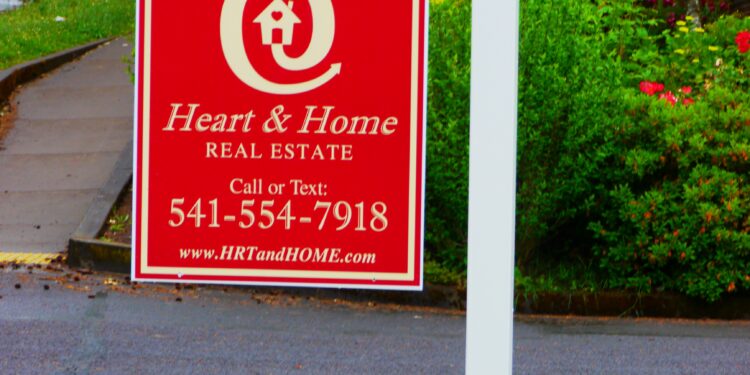 Cartel de "For Sale" frente a una casa en venta en Estados Unidos