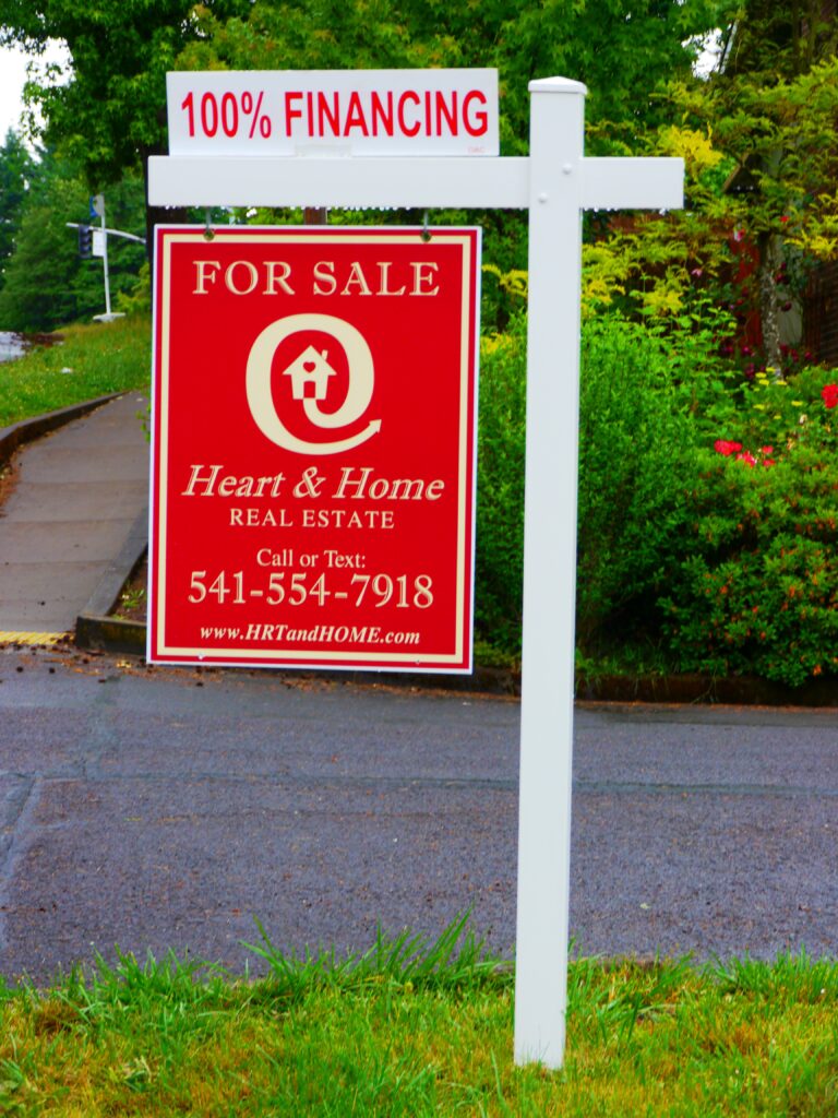 Cartel de "For Sale" frente a una casa en venta en Estados Unidos