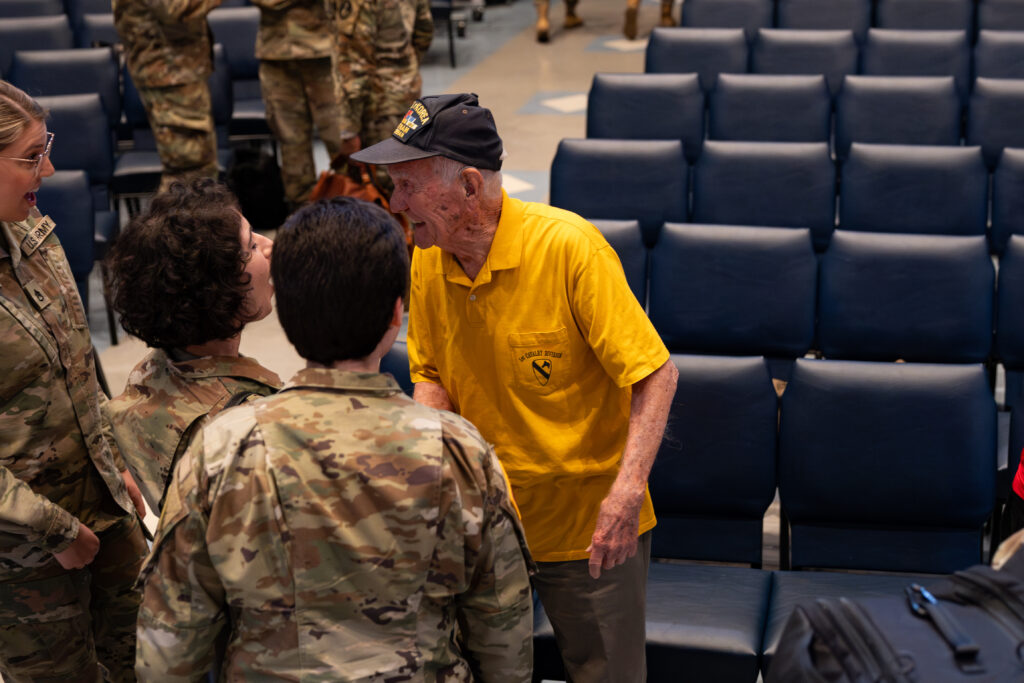 Dos veteranos militares de Estados Unidos, imagen ilustrativa sobre servicios para veteranos