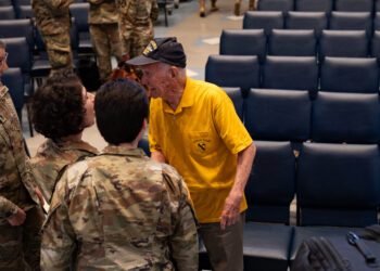 Dos veteranos militares de Estados Unidos, imagen ilustrativa sobre servicios para veteranos