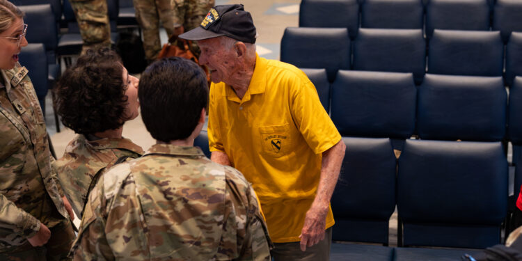 Dos veteranos militares de Estados Unidos, imagen ilustrativa sobre servicios para veteranos