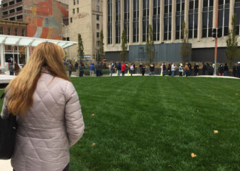Fila de votantes durante la votación anticipada en Estados Unidos
