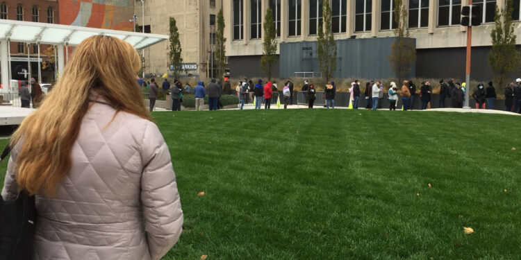 Fila de votantes durante la votación anticipada en Estados Unidos