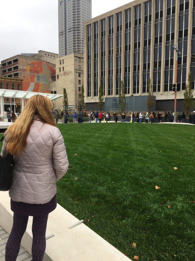 Fila de votantes durante la votación anticipada en Estados Unidos