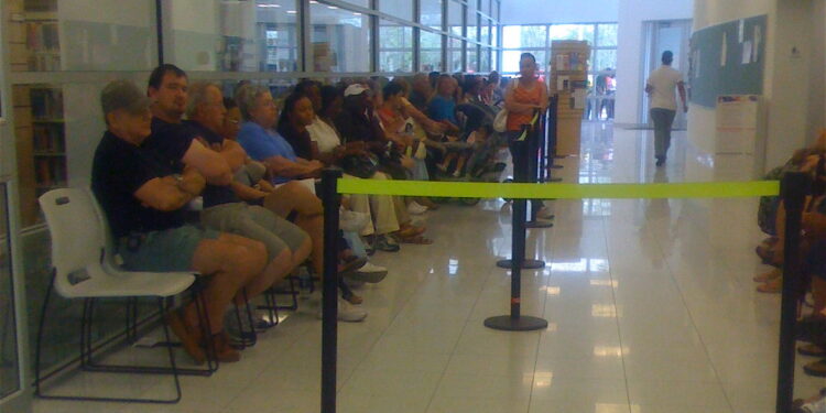 Votantes esperando dentro de un centro de votación durante la votación anticipada