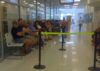 Votantes sentados esperando su turno en un centro de votación