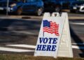 Letrero que indica un centro de votación durante una elección en Estados Unidos