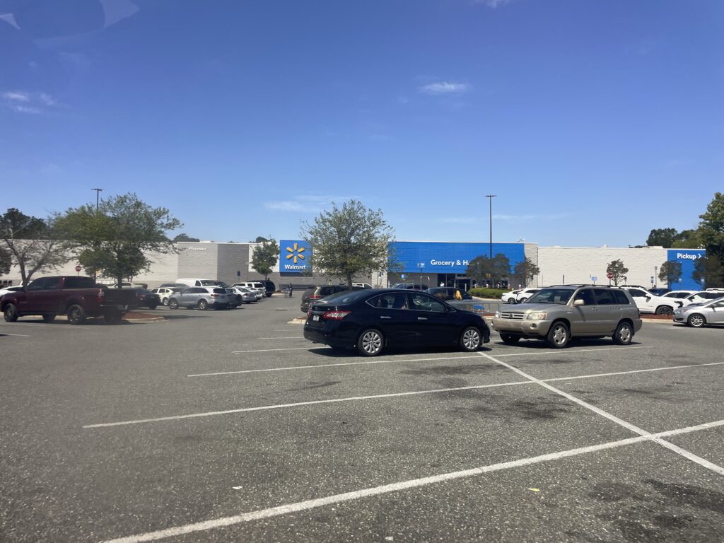 Exterior de una tienda Walmart Supercenter en Estados Unidos
