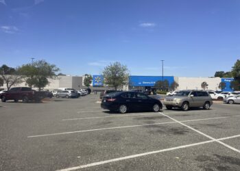 Exterior de una tienda Walmart Supercenter en Estados Unidos