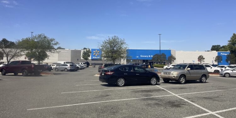 Exterior de una tienda Walmart Supercenter en Estados Unidos