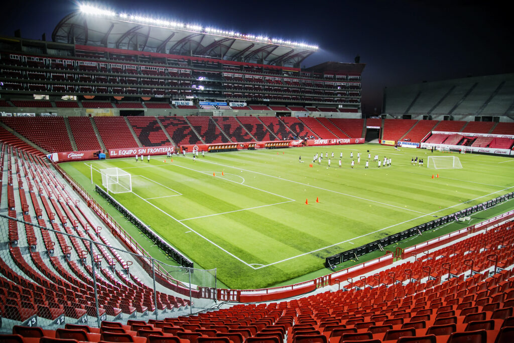 Afición de los Xolos de Tijuana en el Estadio Caliente durante un partido de Liga MX