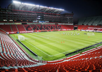 Afición de los Xolos de Tijuana en el Estadio Caliente durante un partido de Liga MX