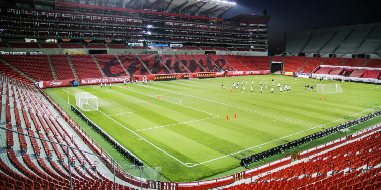Afición de los Xolos de Tijuana en el Estadio Caliente durante un partido de Liga MX