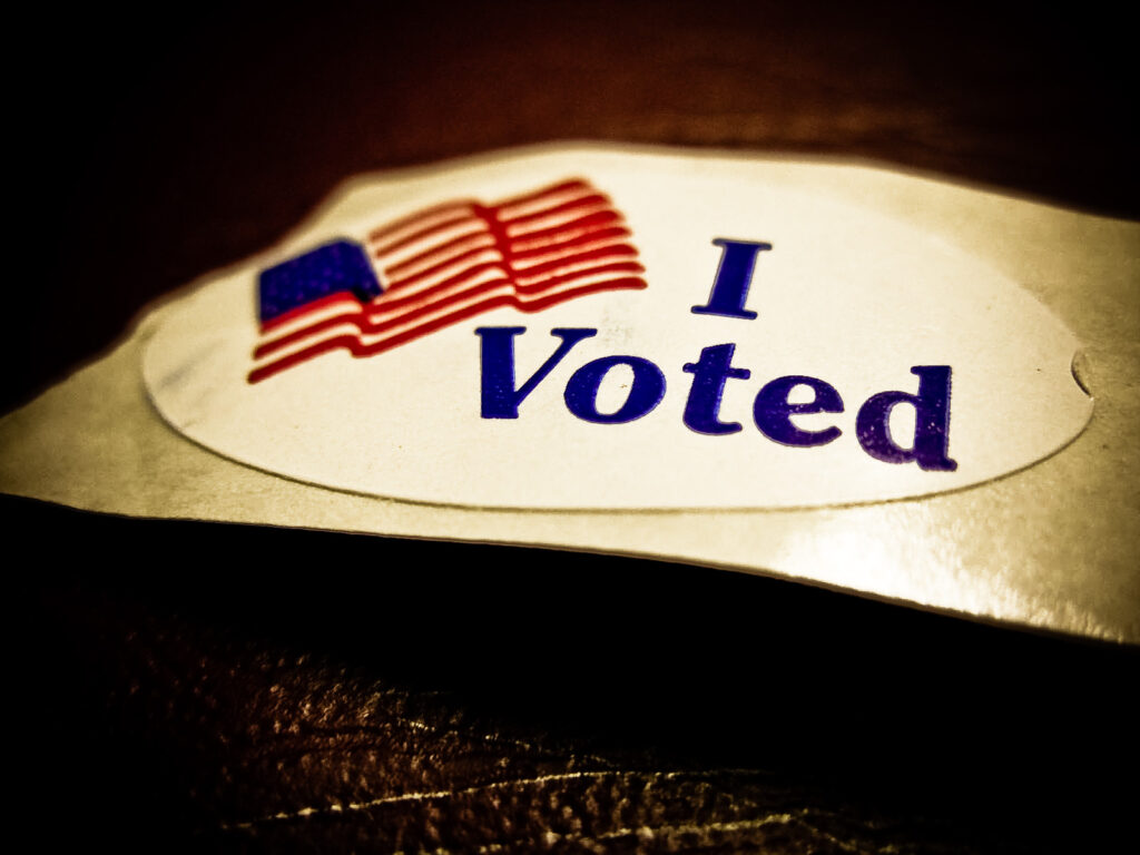 Calcomanía I Voted, yo voté, en unas elecciones de Estados Unidos