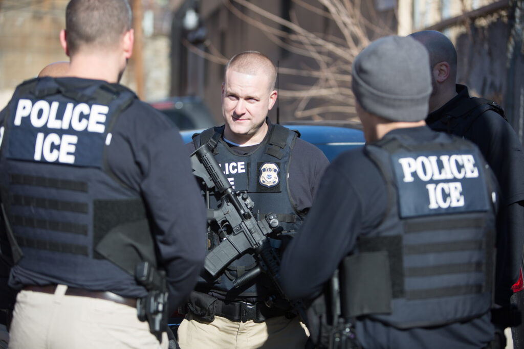 Agentes de la agencia de inmigracion ICE de Estados Unidos