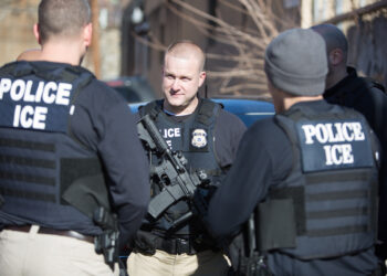 Agentes de la agencia de inmigracion ICE de Estados Unidos