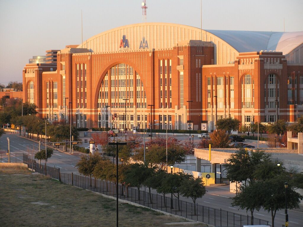 Exterior del American Airlines Center en Dallas, Texas, sede de la convención republicana de mitad de mandato