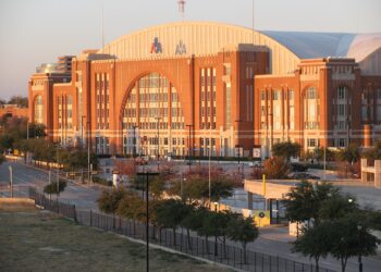 Exterior del American Airlines Center en Dallas, Texas, sede de la convención republicana de mitad de mandato