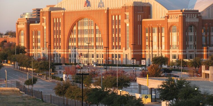 Exterior del American Airlines Center en Dallas, Texas, sede de la convención republicana de mitad de mandato