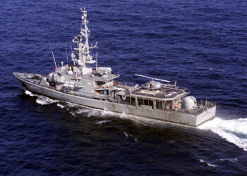 Buque de la Armada del Ecuador navegando en el mar