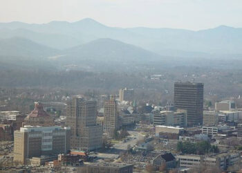 Panorama de la ciudad de Asheville, Carolina del Norte, con las montañas al fondo