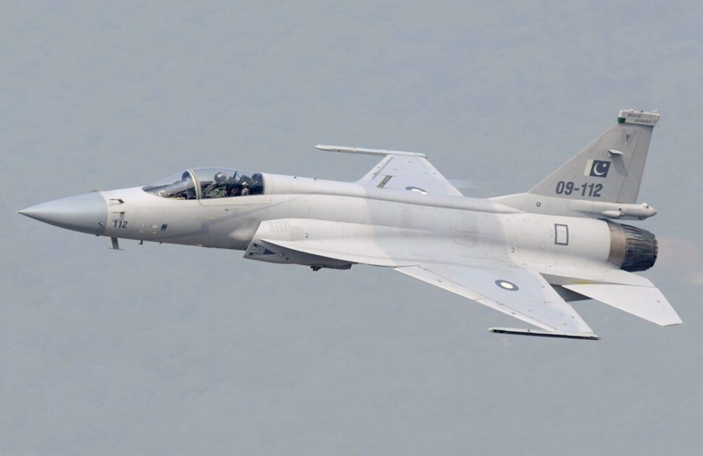 Avión de combate JF-17 de la Fuerza Aérea de Pakistán en vuelo