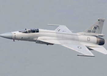 Avión de combate JF-17 de la Fuerza Aérea de Pakistán en vuelo