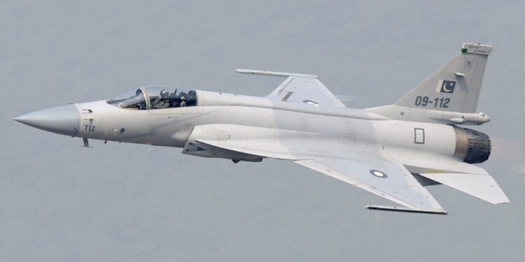Avión de combate JF-17 de la Fuerza Aérea de Pakistán en vuelo