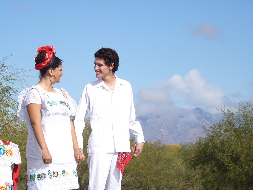 Bailarines de ballet folklórico con trajes tradicionales en un festival de la comunidad latina