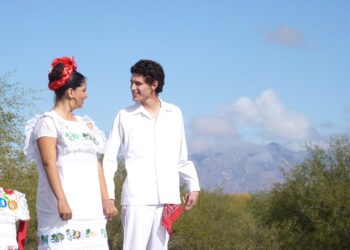 Bailarines de ballet folklórico con trajes tradicionales en un festival de la comunidad latina
