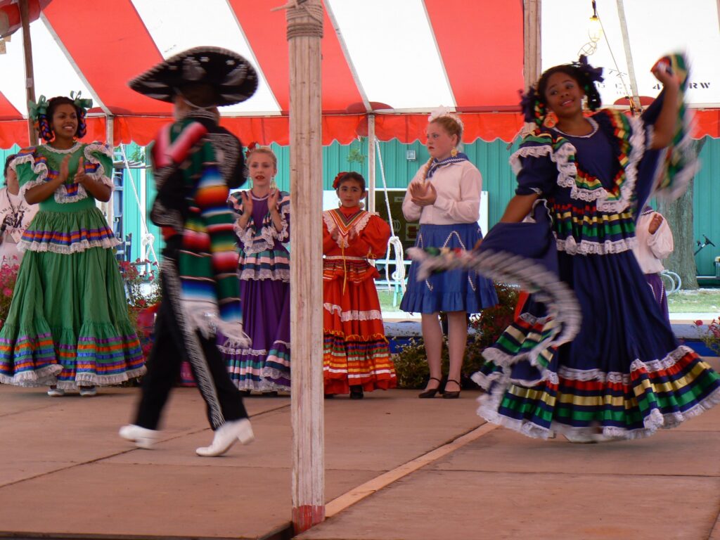 Bailarines de ballet folclórico durante una celebración de la cultura latina