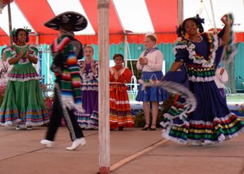 Bailarines de ballet folclórico durante una celebración de la cultura latina